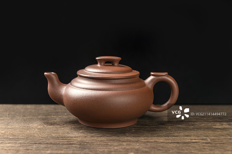 紫砂茶具紫砂壶摆放在木桌面上特写图片素材