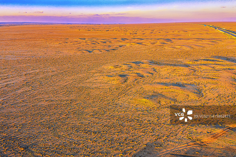 俯瞰巴丹吉林沙漠图片素材