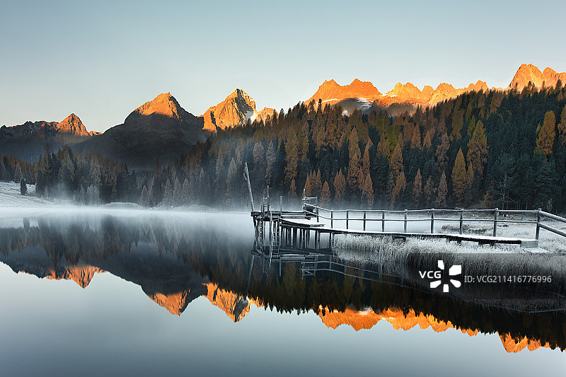 风景秀丽的湖泊山反对晴朗的天空，美国，美国图片素材