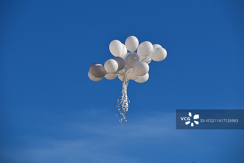 意大利巴勒莫，蓝色天空下的气球的低角度视图图片素材