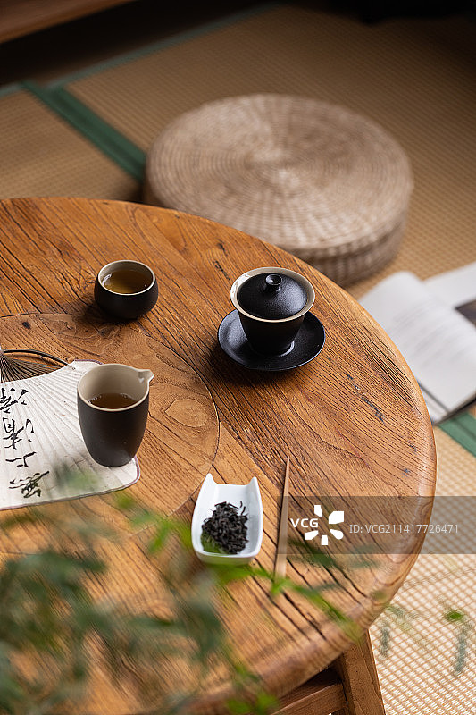 木桌上的黑色盖碗茶场景图片素材