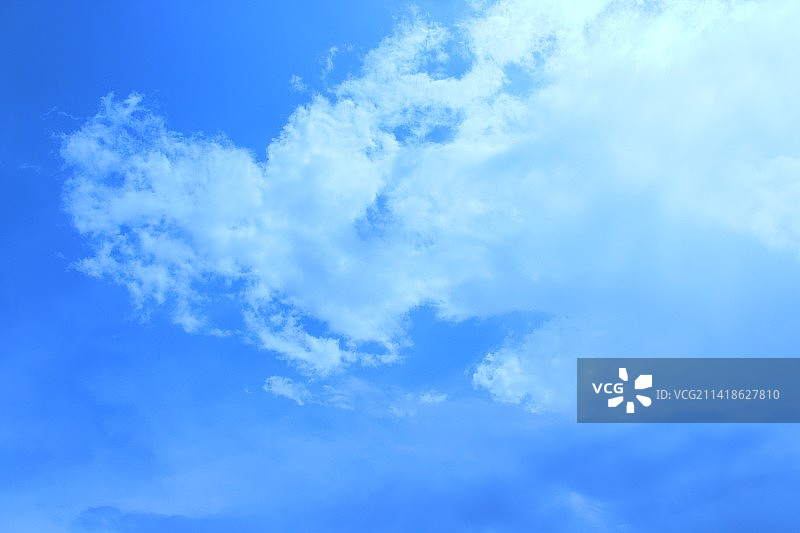 天空中云的低角度视图，三宝垄，印度尼西亚图片素材