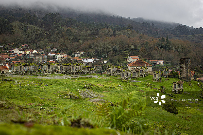 林多索，葡萄牙，天空下的房屋和山脉的风景图片素材