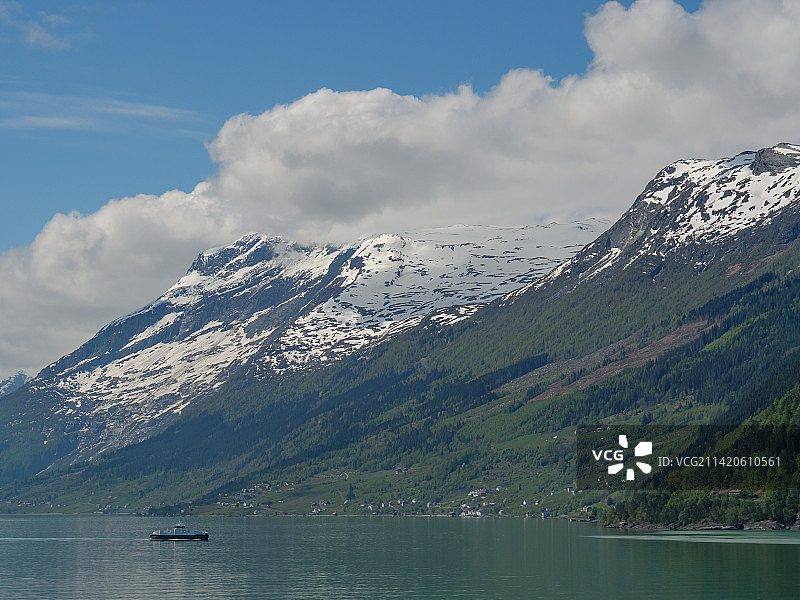 轮船巡游在挪威峡湾，Eidfjord市，挪威图片素材
