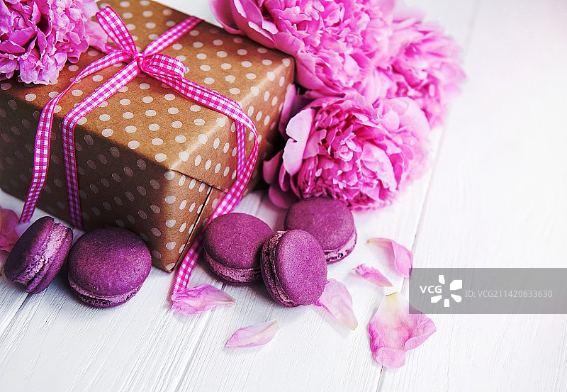 粉色蛋白杏仁饼配牡丹和礼盒，产自罗马尼亚图片素材