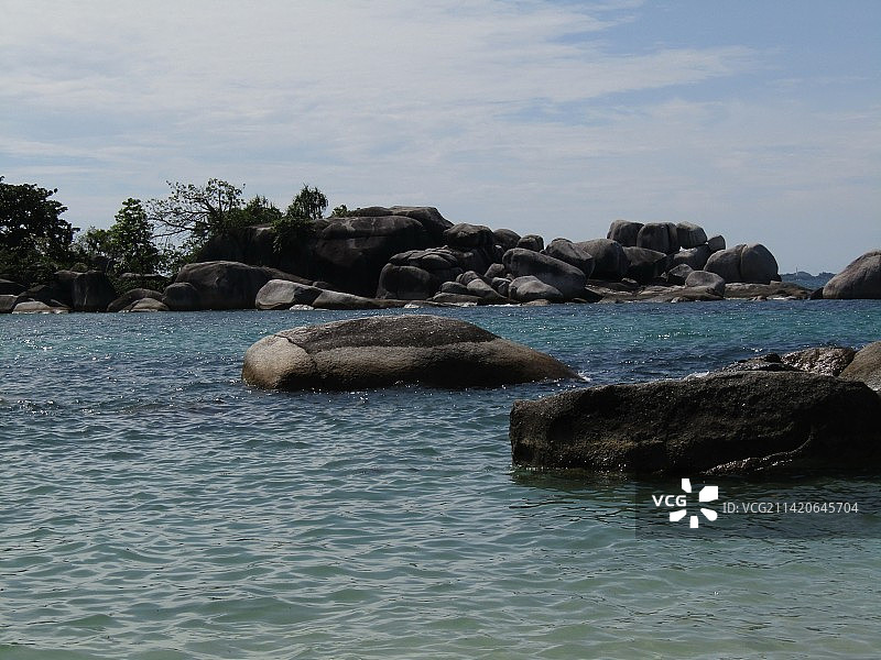 印度尼西亚，海上岩石与天空的对比图片素材