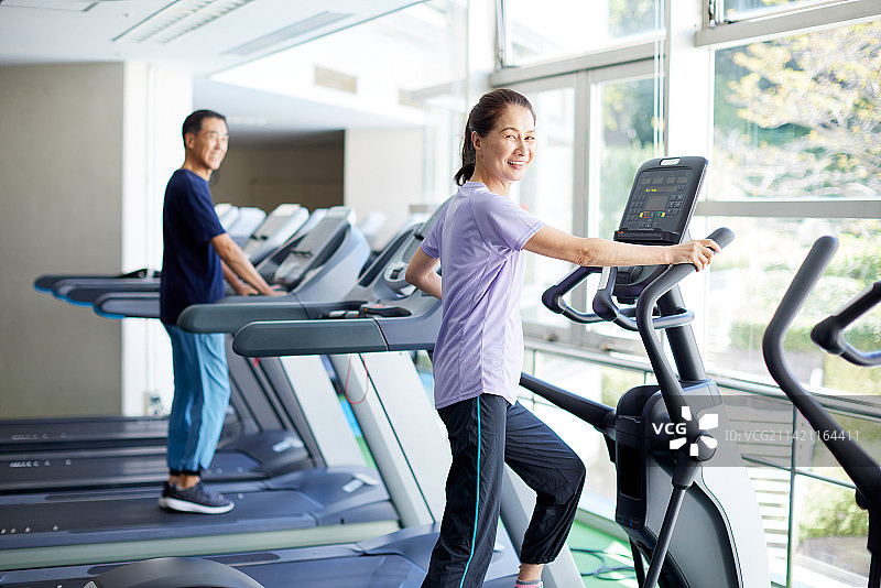 日本老年夫妇在室内健身房训练图片素材