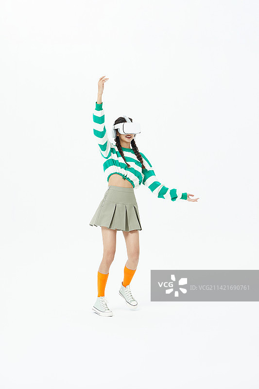 使用VR学习舞蹈的年轻学生图片素材