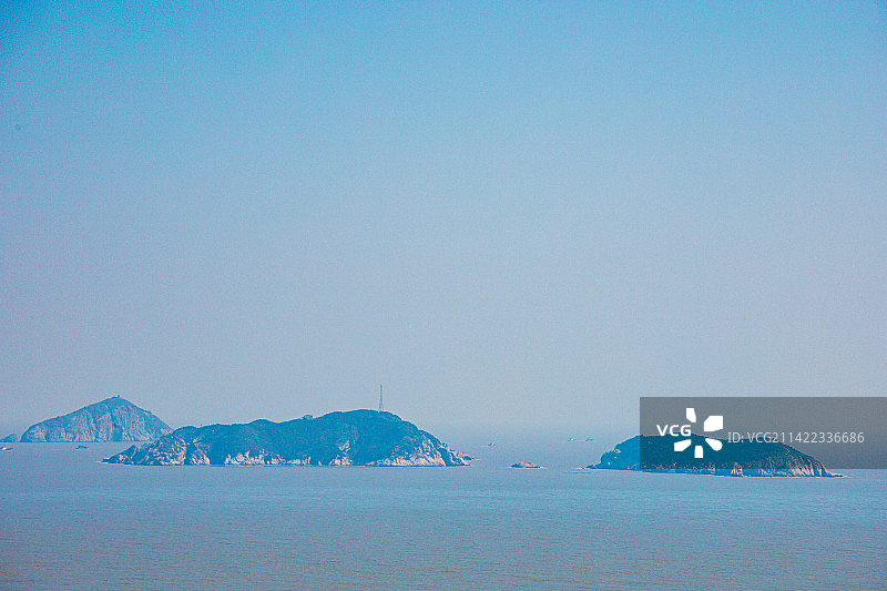 浙江省温州市洞头区七彩洞头村-蓝天映衬下的海湾和海岛图片素材
