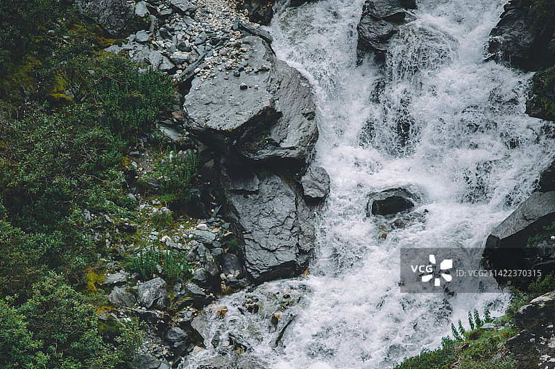 四川川西稻城县亚丁国家级自然保护区风景区的河流小溪瀑布图片素材