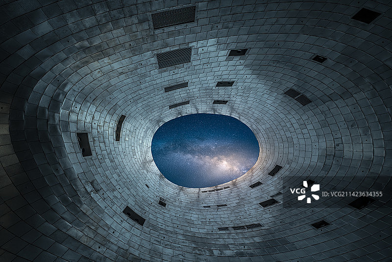 圆形建筑空间-圆形建筑内部结构-蓝色星空下的圆形建筑内部结构图片素材