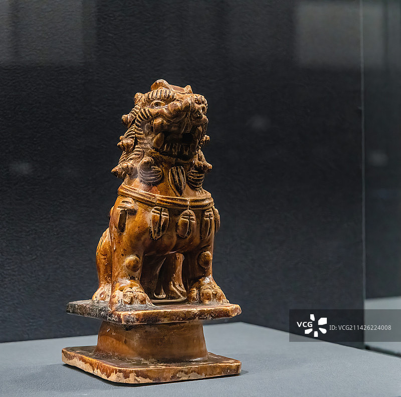五代十国时期瓷器，黄釉狮子图片素材