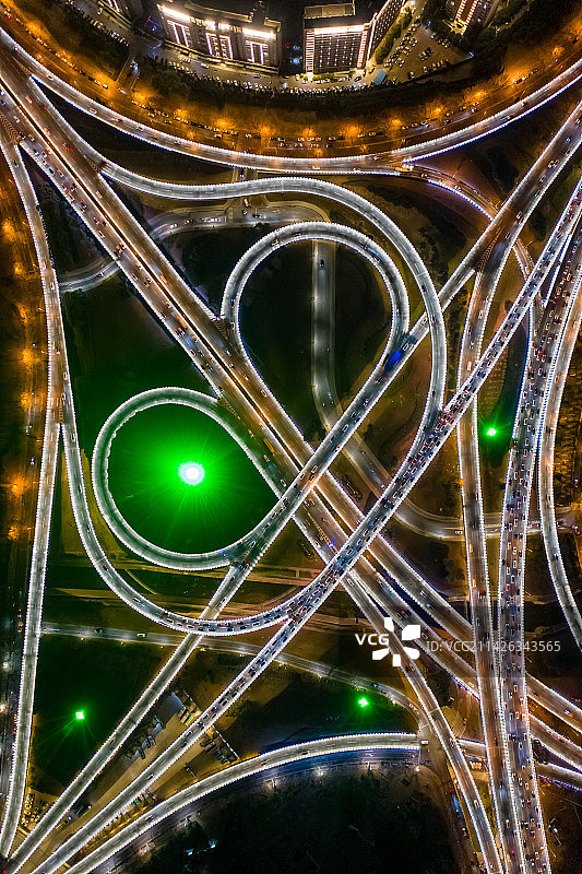 航拍城市立交桥夜景 高架桥夜景照明 都市互通式立交桥 郑州中州大道金水路立交图片素材