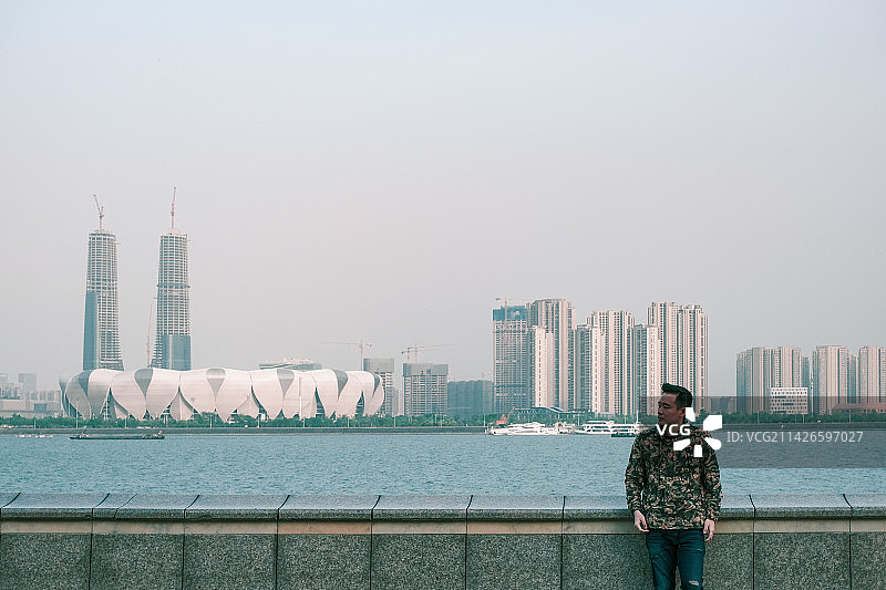杭州 在钱塘江畔之江绿道散步的男子图片素材