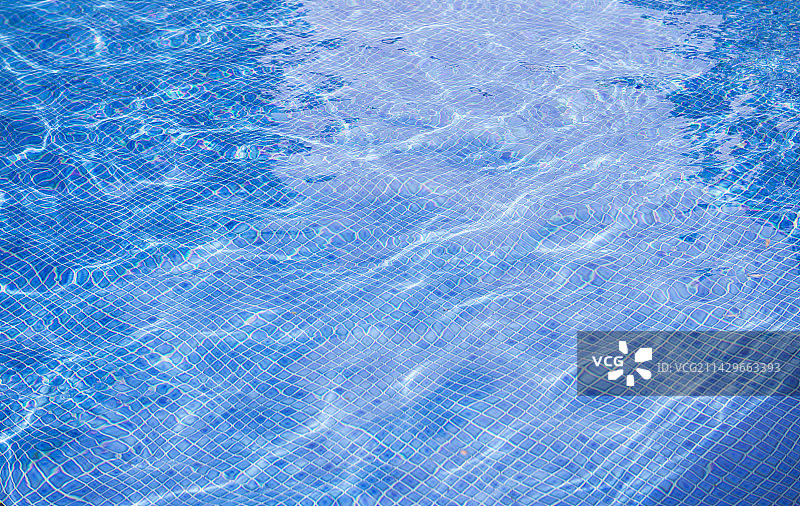 蓝色游泳池水的拍摄图片素材