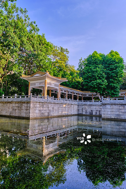 广州烈士陵园中式传统凉亭建筑水面倒影图片素材