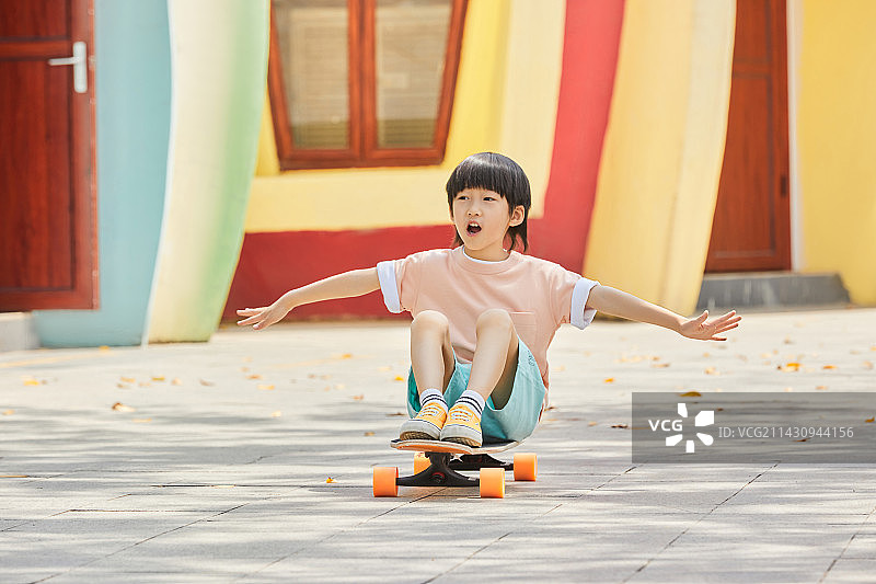 在公园里玩滑板的小男孩图片素材