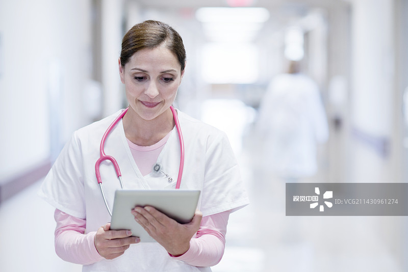 护士在医院使用数码平板电脑图片素材