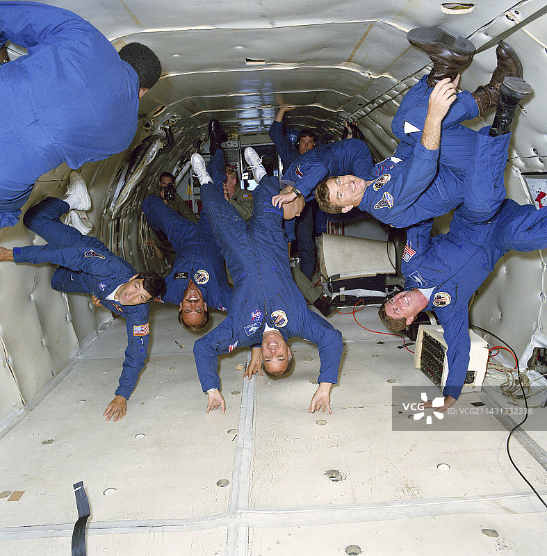 宇航员在自由落体训练图片素材