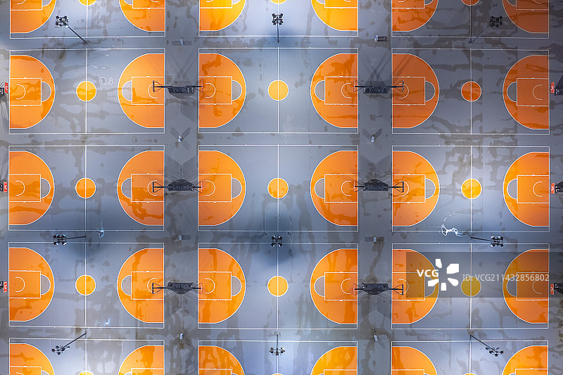 岭南明珠雨后湿滑的篮球场图片素材