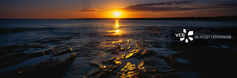 苏必利尔湖的日出图片素材
