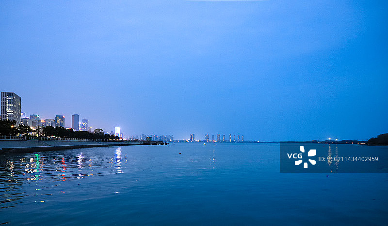 傍晚的青岛西海岸唐岛湾海滨风光图片素材