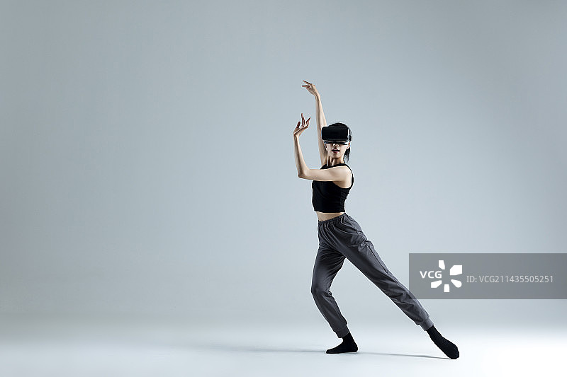 美女舞者戴着VR智能眼镜跳现代舞图片素材