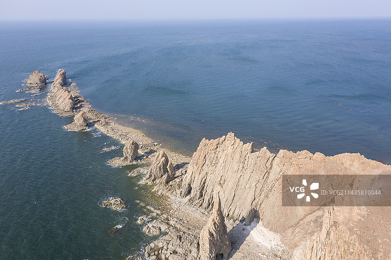 海上岩石的高角度视角图片素材