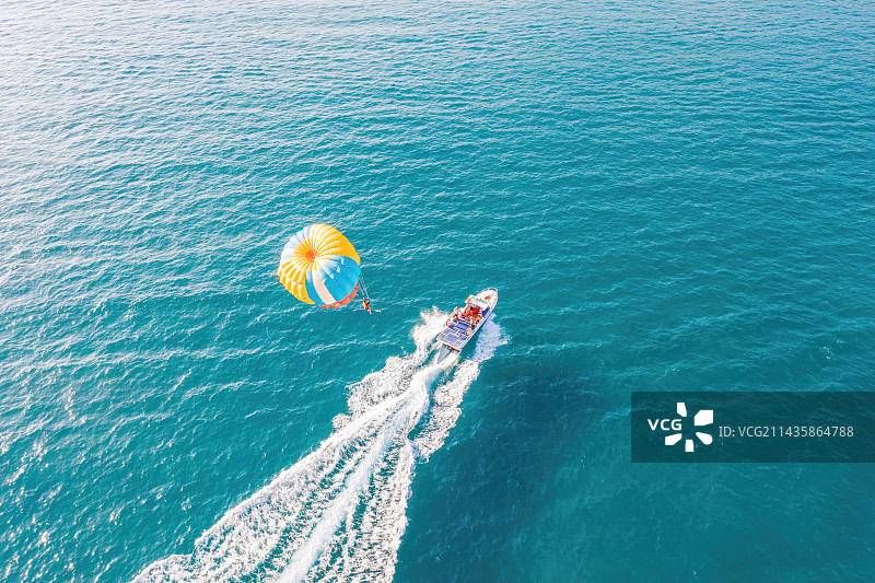 三亚海上运动快艇彩虹拖伞 海上高空拖曳伞图片素材