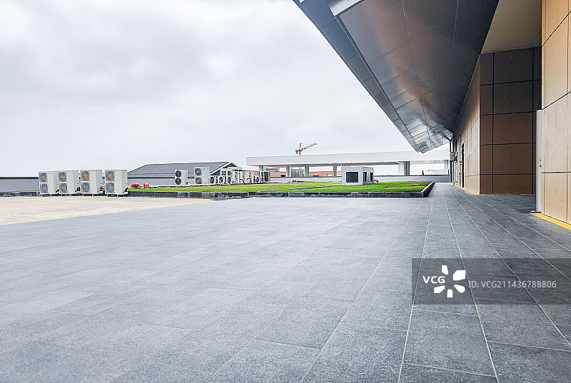 天台拍摄无人砖地广场与现代城市建筑天际线图片素材