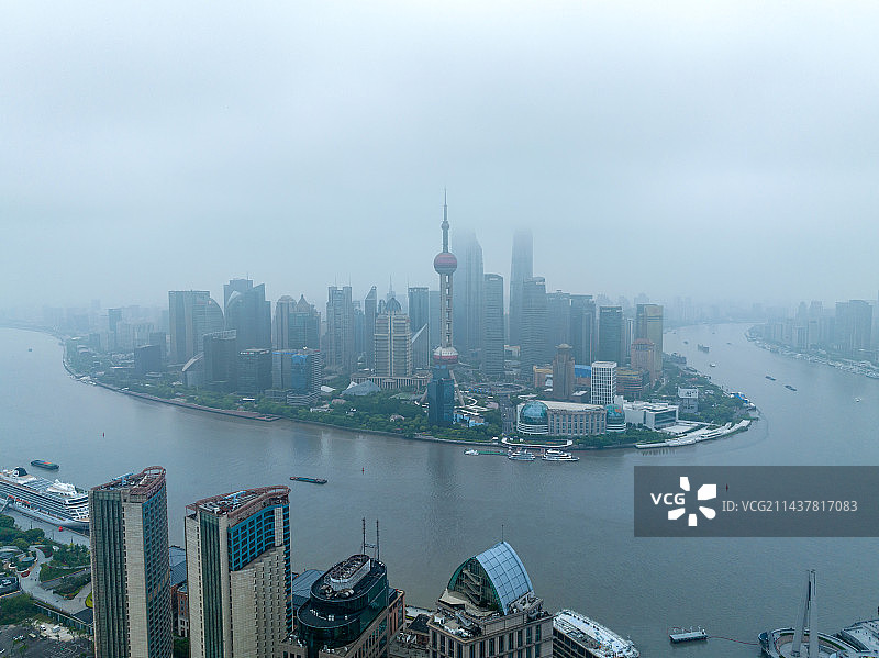 雨雾天中的上海市金融中心陆家嘴城市建筑风光图片素材