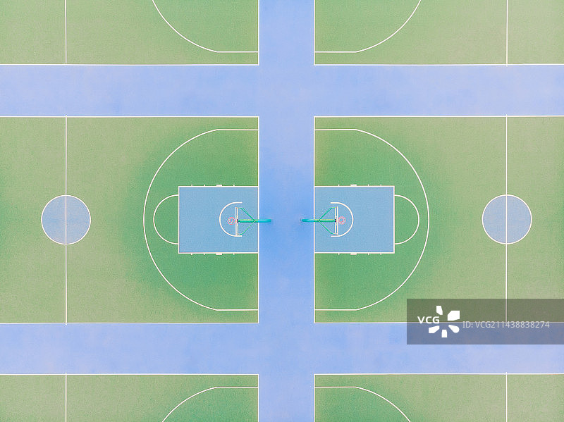 航拍柳州城中体育园蓝绿色的无人篮球场图片素材