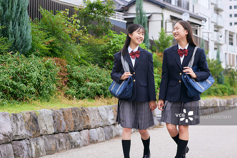 穿着制服的日本高中生图片素材