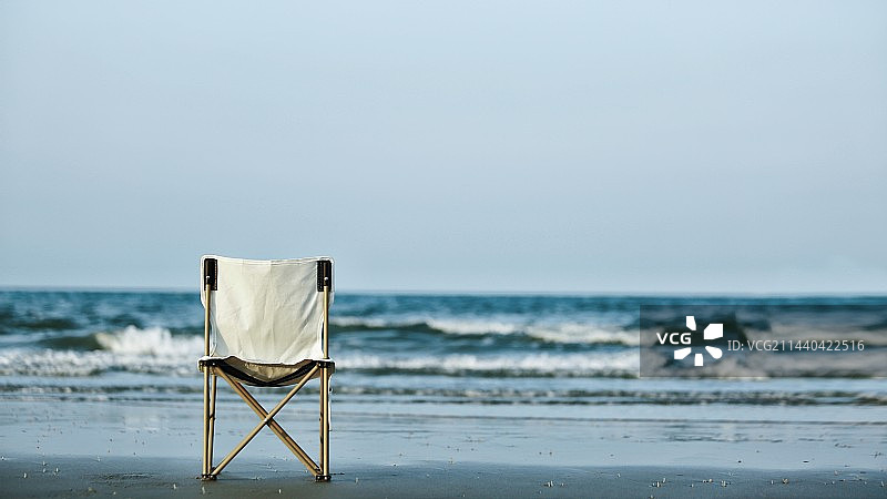 海滩上的空椅子图片素材