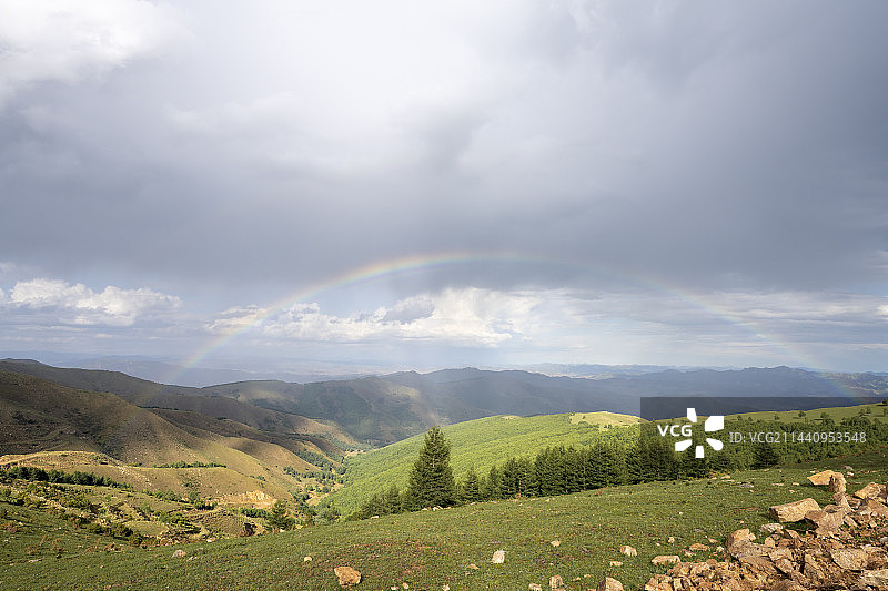 天空中彩虹映衬的高山风景图片素材
