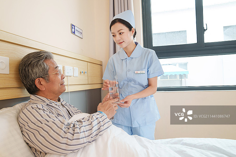 病房内护士照顾生病的老人图片素材