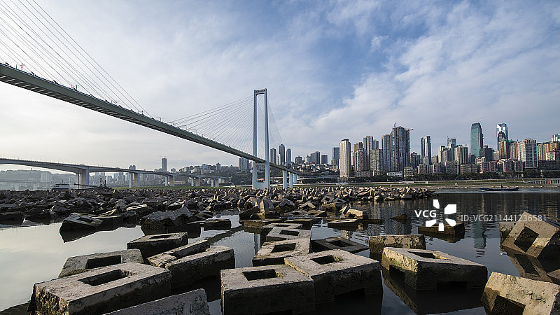 重庆渝中半岛城市天际线与南纪门长江大桥图片素材