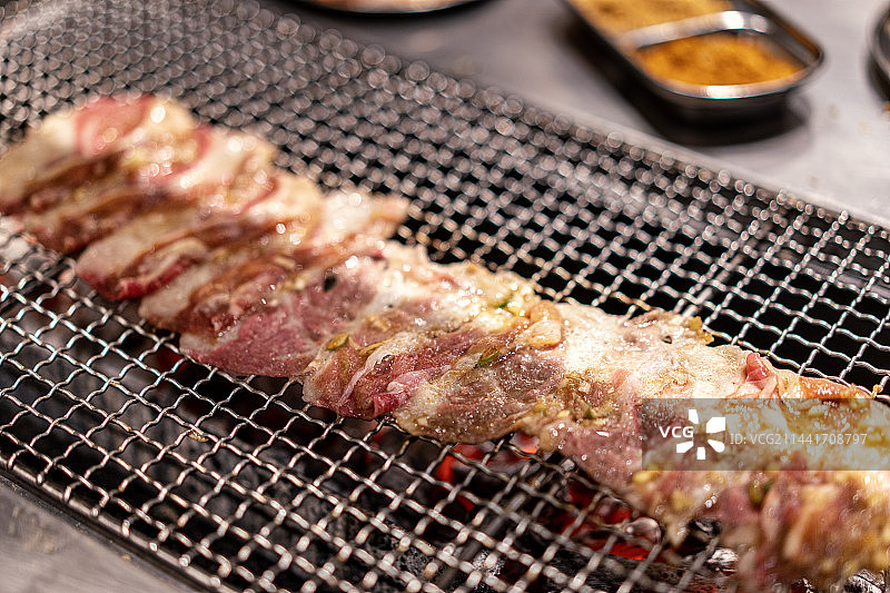 烤肉架上的韩式烤肉图片素材