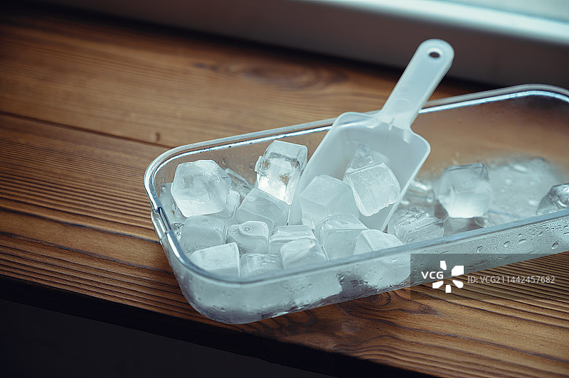 冰块盒舀冰块图片素材