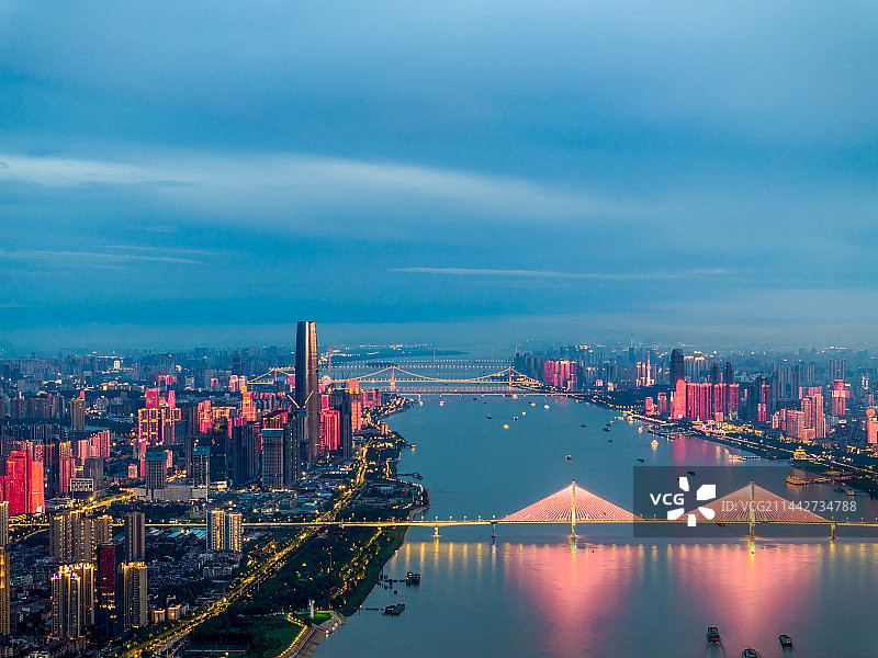 夏季武汉日落平流雾中的城市天际线航拍视角图片素材