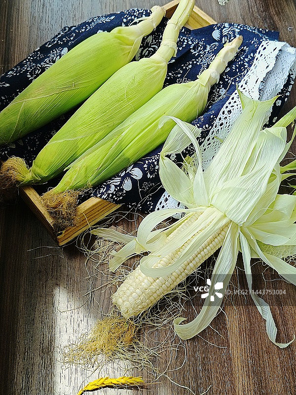 餐桌上玉米的高角度视图图片素材
