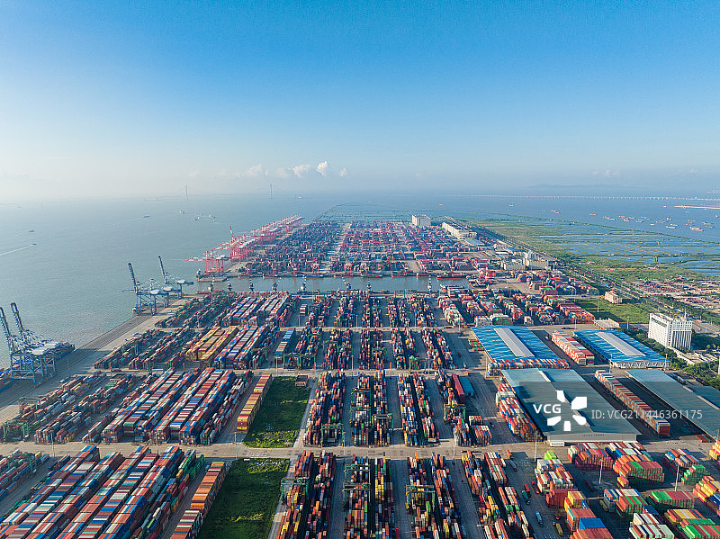 航拍 广州南沙港 集装箱码头 装卸工作图片素材