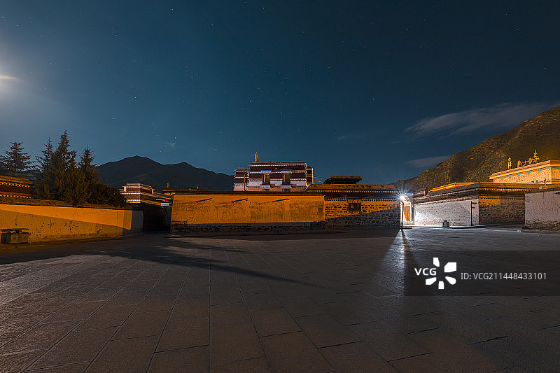 甘肃省甘南藏族自治州拉卜楞寺夜色图片素材
