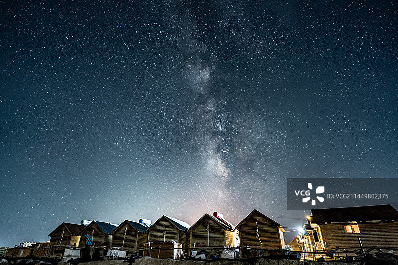 星空银河下的木屋房子建筑群图片素材
