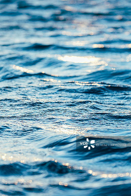 日落下的乌苏特水上雅丹 水面荡起波纹 纹理背景图片图片素材