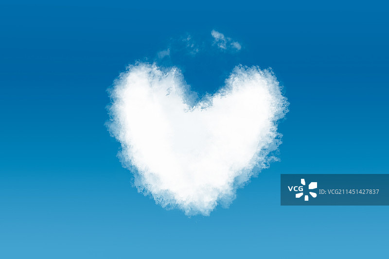 青海湖的蓝天和爱心云朵心脏形状图片素材