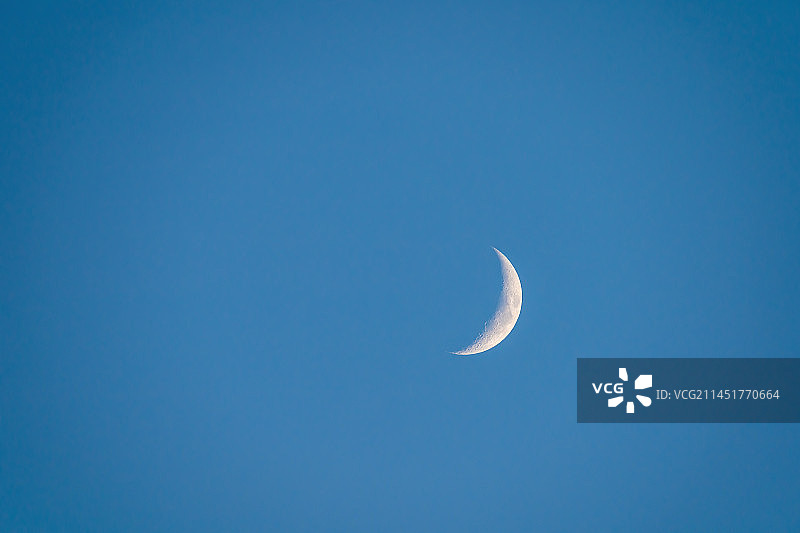 蓝色天空的月亮图片素材