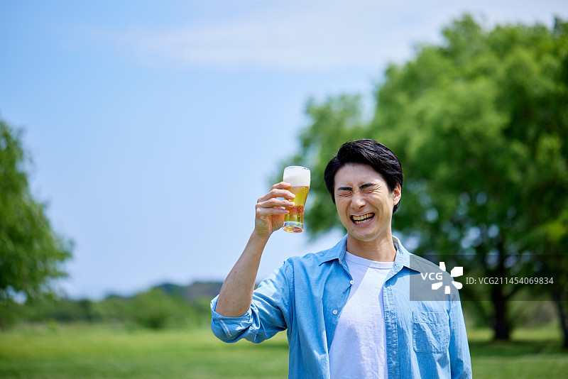 日本男子喝啤酒图片素材