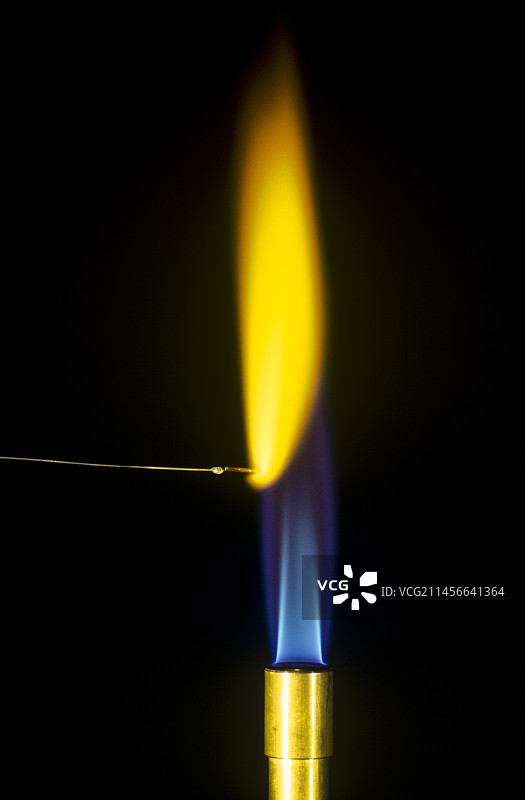 氯化钠燃烧时发出明亮的黄色火焰图片素材