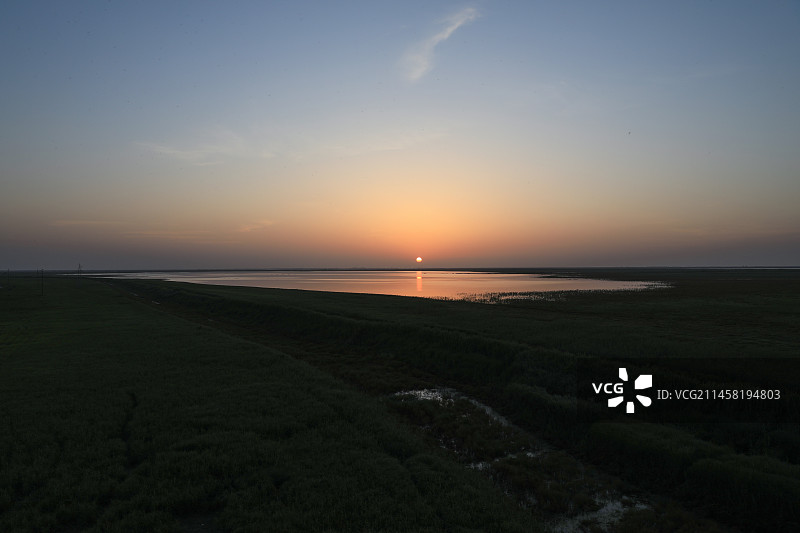 鄱阳湖南矶湿地湖泊草场黄昏日落图片素材